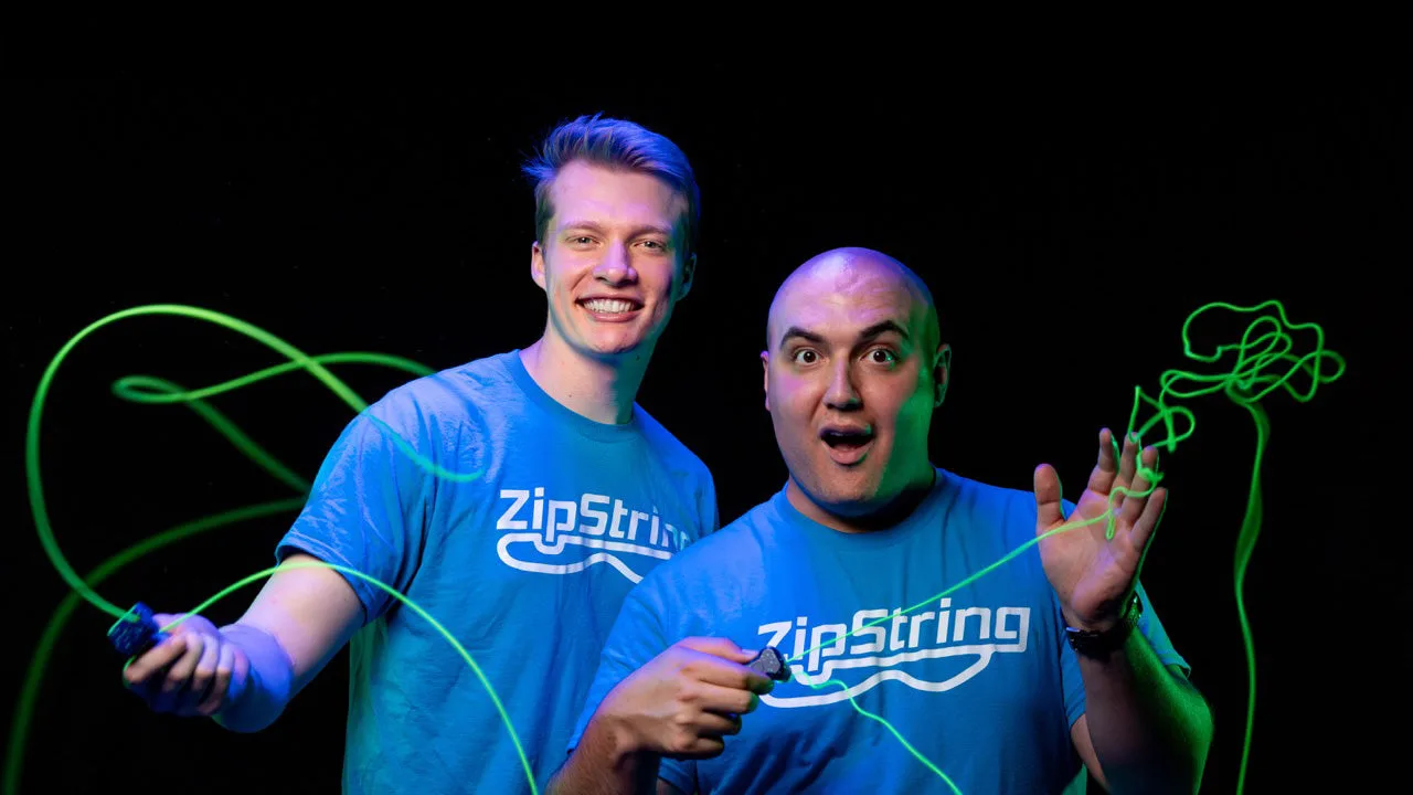 Остин Хиллам и Стивен Фацио с устройствами ZipString
